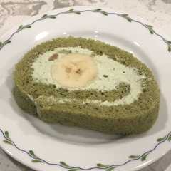 รูปของ バナナとラムレーズンの抹茶ロールケーキ