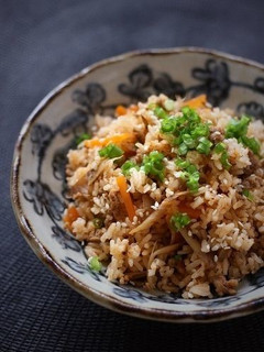 ひき肉とゴボウのピリ辛炊き込みご飯-レシピのメイン写真