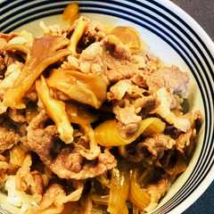 รูปของ きのこたっぷりの牛丼