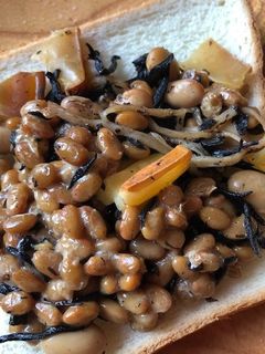納豆とひじき、スモークチーズのトースト-レシピのメイン写真