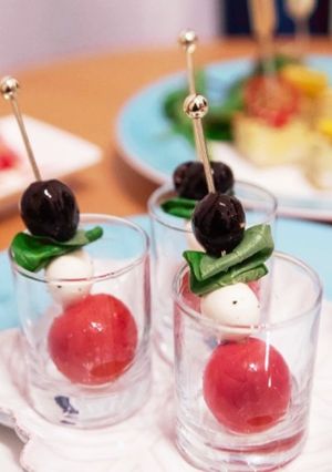 クリスマスの前菜に♪カプレーゼピンチョス-レシピのメイン写真