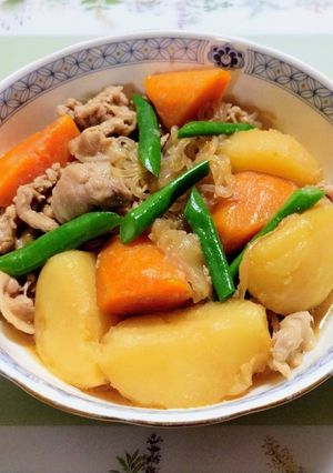 今夜のおかず夕飯！豚バラ肉の肉じゃが和食主菜-レシピのメイン写真