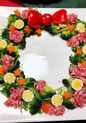 クリスマスに♪華やかリースサラダ-レシピのメイン写真