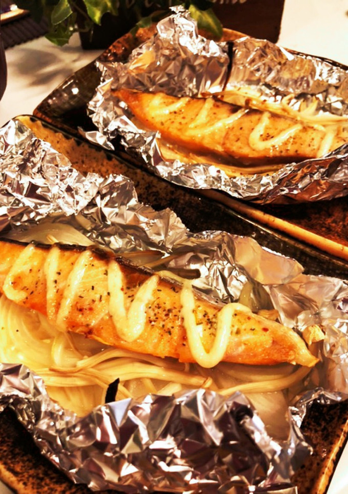 玉ねぎとえのきで鮭のホイルマヨ焼き✨-レシピのメイン写真