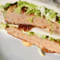 รูปของ ボリューム満点「生姜焼きバーグサンド」