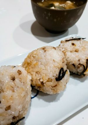 天かすと塩昆布おにぎり【悪魔のおにぎり】-レシピのメイン写真
