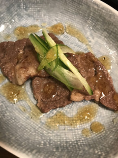 牛ロースのきざみ玉ねぎソースきゅうり添え-レシピのメイン写真
