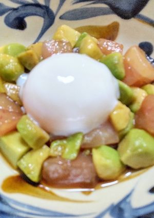 マグロと冷凍アボカドのユッケ◎温泉卵乗せ-レシピのメイン写真