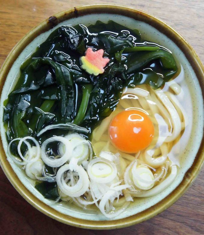 月見入り新わかめうどん by おでのおでん☆ 【クックパッド】 簡単