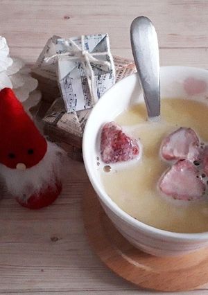 ホットミルクにチョコがけドライ苺☆*｡-レシピのメイン写真