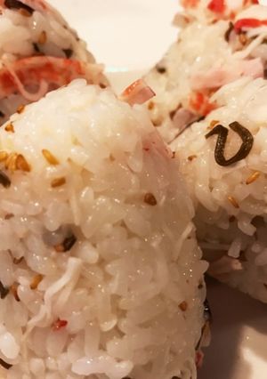 優しいお味☆カニカマと塩昆布のおにぎり-レシピのメイン写真