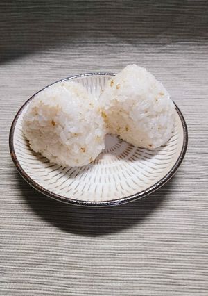 斬新！スリゴマ塩むすび-レシピのメイン写真