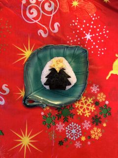 お弁当に‼︎ クリスマスツリーおにぎり-レシピのメイン写真