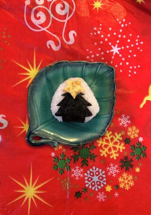 お弁当に‼︎ クリスマスツリーおにぎり-レシピのメイン写真
