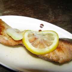 รูปของ ♪秋鮭のムニエルにんにくレモン風味♪