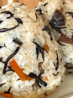 ひじきの煮物で今日はおにぎり!-レシピのメイン写真