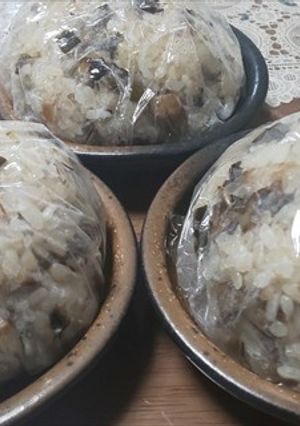 5種天然キノコ、エゴマの実で豪華おにぎり-レシピのメイン写真