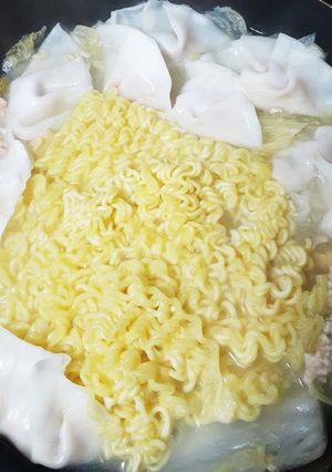 お米の粉の餃子皮で水餃子風ヘルシー鍋。-レシピのメイン写真