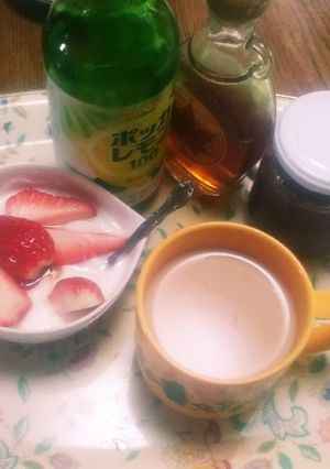 ヨーグルトにカット苺とメープルシロップ-レシピのメイン写真