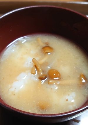 お粥になめこのお味噌汁をかけて-レシピのメイン写真