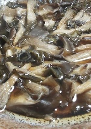 ヒラタケと昆布の焼きキノコ・ワインver-レシピのメイン写真
