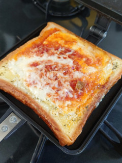 バウルーで作る目玉焼きピザトースト-レシピのメイン写真