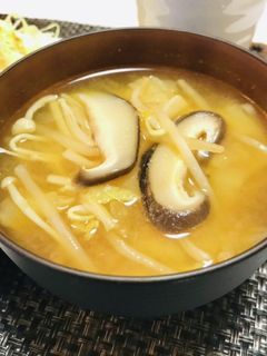 えのきと椎茸と白菜ともやしのお味噌汁-レシピのメイン写真
