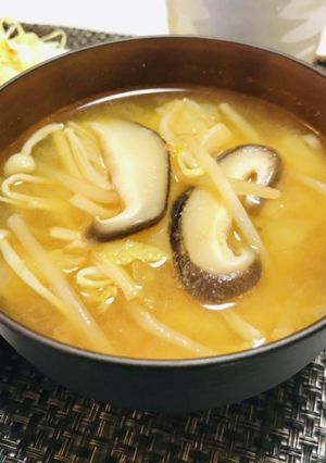 えのきと椎茸と白菜ともやしのお味噌汁-レシピのメイン写真