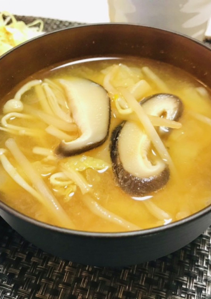 えのきと椎茸と白菜ともやしのお味噌汁-レシピのメイン写真