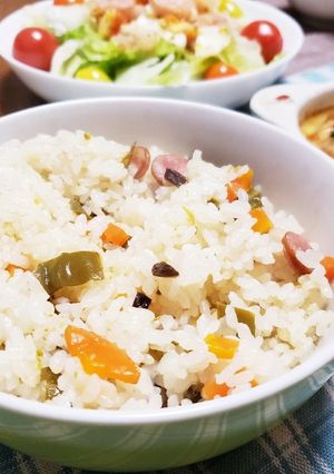 子どもも喜ぶ簡単炊飯器ピラフ-レシピのメイン写真