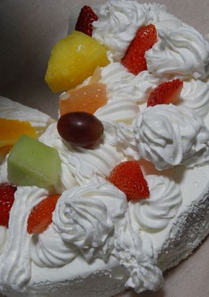 100円ショートケーキをホールケーキに-レシピのメイン写真