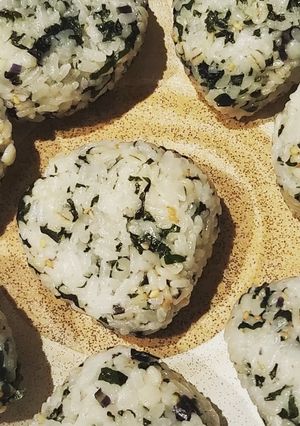 コールラビ(紫)の葉っぱのおにぎり-レシピのメイン写真