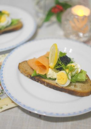 スモークサーモンと卵のオープンサンド-レシピのメイン写真