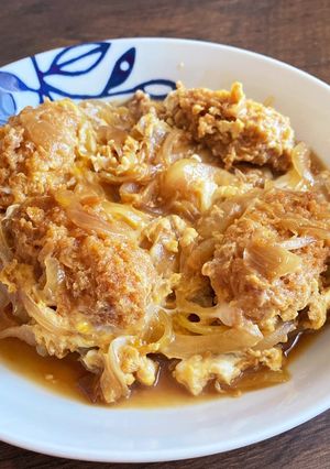 お惣菜コーナーのカキフライで卵とじ-レシピのメイン写真