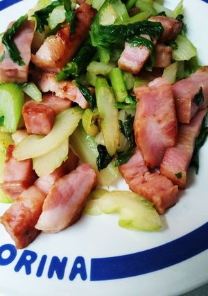 簡単に♪ベーコンとセロリの炒めもの-レシピのメイン写真