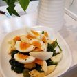 半熟卵とホウレン草の味噌オリーブ和え