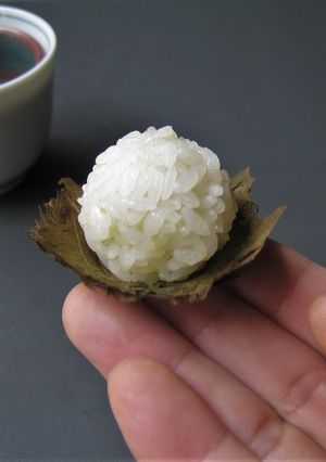 食べれる紫蘇の器 & おにぎり-レシピのメイン写真
