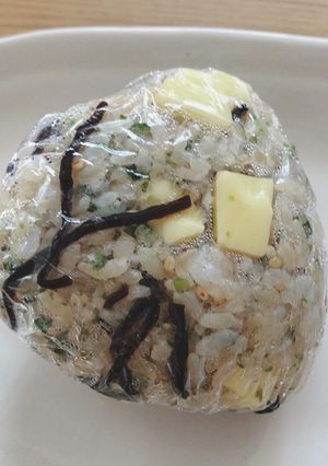 塩昆布と青のりのチーズおにぎり-レシピのメイン写真