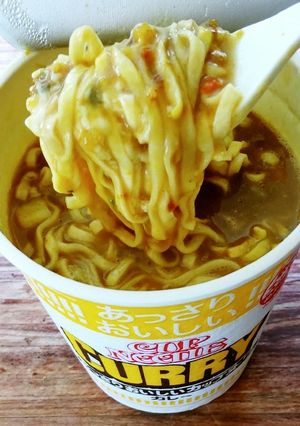 カップカレーヌードルにチーズを増して・・-レシピのメイン写真