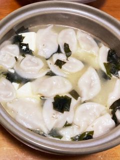 簡単!コスパ良!水餃子わかめスープ鍋-レシピのメイン写真