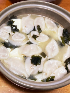 簡単!コスパ良!水餃子わかめスープ鍋-レシピのメイン写真