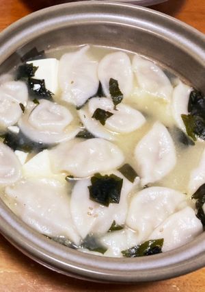 簡単！コスパ良！水餃子わかめスープ鍋-レシピのメイン写真