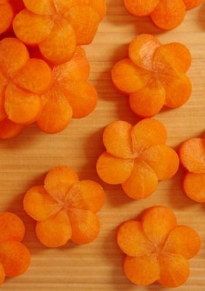 にんじんの飾り切り「ねじり梅」-レシピのメイン写真