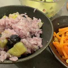 รูปของ 切り餅で黒豆とさつまいものおこわ