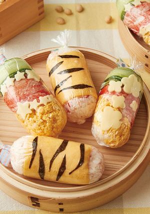 ラップでくるくる福は”家”おにぎり-レシピのメイン写真