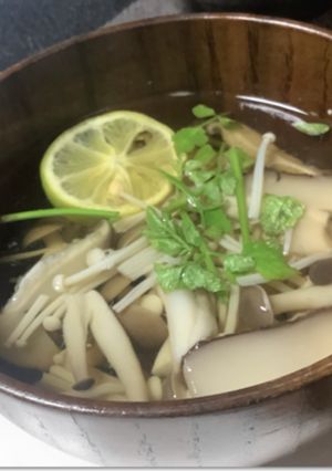 だし道楽で簡単、キノコを食べるお吸物。-レシピのメイン写真