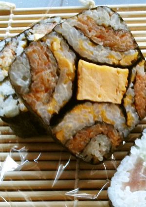 鬼滅の刃　煉獄杏寿郎のオム風飾り巻きずし-レシピのメイン写真