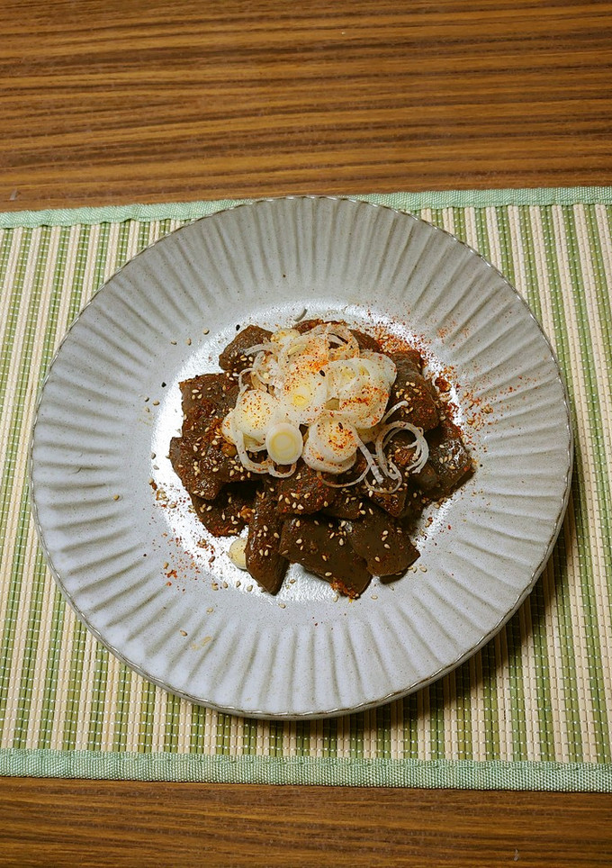ヨウサマの減塩蒟蒻と葱の豆板醤ラー油炒め-レシピのメイン写真