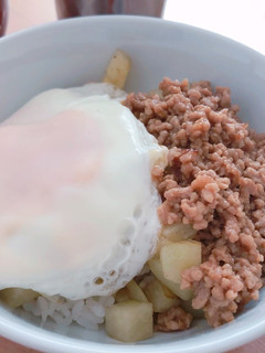 お手軽ランチに◎挽肉とじゃが芋の乗っけ丼-レシピのメイン写真