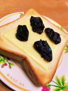 焼いてとろ旨〜☆プルーンチーズトースト-レシピのメイン写真